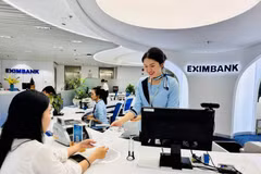 Khách hàng giao dịch tại Eximbank. (Ảnh: Vietnam+)