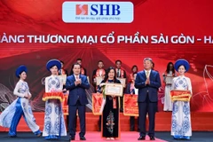Tổng Giám đốc SHB Ngô Thu Hà đại diện ngân hàng nhận Bằng khen. (Ảnh: Vietnam+)