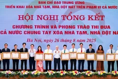 HDBank nhận Bằng khen của Thủ tướng trong chương trình xóa nhà tạm, dột nát. (Ảnh: Vietnam+)