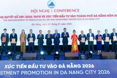 Lãnh đạo thành phố Đà Nẵng trao quyết định và giấy chứng nhận đầu tư cho các doanh nghiệp. (Ảnh: Vietnam+)
