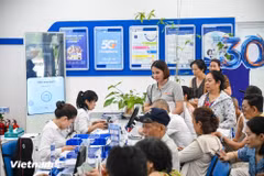 9 giờ sáng 15/6, VinaPhone chính thức tạm dừng cung cấp dịch vụ chiều đi đối với gần 3 triệu thuê bao thuộc diện phải xác thực nhưng chưa hoàn tất thủ tục. (Ảnh: Minh Sơn/Vietnam+)