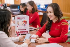 Nữ lao động Agribank không ngừng học hỏi, nâng cao trình độ chuyên môn. (Ảnh: Vietnam+)