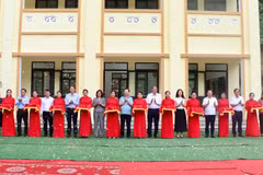 Các đại biểu cắt băng khánh thành công trình trường Tiểu học Vĩnh Quang, xã Lý Bôn - Cao Bằng. (Ảnh: Vietnam+)