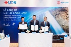 Từ trái sang phải, ông Phạm Hồng Thái – Giám đốc Vườn quốc gia Phong Nha – Kẻ Bàng, ông Paul Kim – Giám đốc Khối Dịch vụ Tài chính Cá nhân, Ngân hàng UOB Việt Nam và ông Nguyễn Châu Á – Tổng Giám đốc Oxalis Adventure tại lễ ký kết. (Ảnh: Vietnam+)