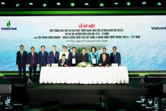 Ông Nguyễn Việt Cường - Phó Tổng Giám đốc Vietcombank và ông Dương Mạnh Sơn - Phó Tổng Giám đốc Petrovietnam đại diện hai đơn vị thực hiện ký kết hợp đồng cho vay dự án thượng nguồn và trung nguồn thuộc Chuỗi dự án khí điện Lô B – Ô Môn trước sự chứng kiến của Phó Thủ tướng Chính phủ Hồ Đức Phớc và Ban, Bộ, Ngành Trung ương, lãnh đạo cấp cao của 2 bên. (Ảnh: Vietnam+)