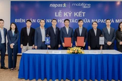 Lãnh đạo hai bên tham gia ký kết. (Ảnh: Vietnam+)