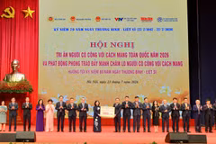 Đồng chí Phạm Đức Ấn - Thống đốc Ngân hàng Nhà nước Việt Nam cùng lãnh đạo các NHTM trao tặng số tiền 300 tỷ đồng ủng hộ phong trào đẩy mạnh chăm lo người có công với cách mạng; đồng chí Phạm Toàn Vượng - Tổng Giám đốc, đại diện Agribank (thứ 10 từ phải sang). (Ảnh: Vietnam+)