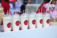 Ngân hàng chủ động loại bỏ dần các sản phẩm nhựa dùng một lần, thay thế bằng các vật liệu thân thiện với môi trường như cốc giấy, ống hút tre và túi vải. (Ảnh: Vietnam+)