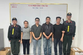 4 đối tượng (thứ 2 từ trái qua) tại cơ quan điều tra. (Ảnh: PV/Vietnam+)