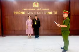 Bị can Hoàng Thị Bích Ngọc (bên trái), chủ sở hữu thương hiệu vải áo dài Đất Lành bị khởi tố, để điều tra về tội "Xâm phạm quyền tác giả" theo Điều 225 Bộ luật Hình sự. (Ảnh: PV/Vietnam+) 