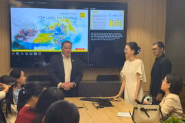 Ông Neil MacGregor, Tổng Giám đốc Savills Việt Nam (giữa) chia sẻ với phóng viên về thị trường nhà ở Thành phố Hồ Chí Minh quý l/2026. (Ảnh: PV/Vietnam+)