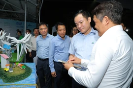 ông Lê Ngọc Sơn, Bí thư Đảng ủy, Chủ tịch Hội đồng thành viên Tập đoàn Công nghiệp - Năng lượng quốc gia Việt Nam tham quan các gian hàng trưng bày tại lễ hội Văn hóa sinh viên, học sinh 2026.