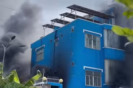 Hiện trường vụ cháy trạm biến áp Thạnh Lộc tại phường An Phú Đông. (Video: PV/Vietnam+)