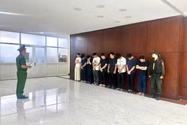 Phòng Cảnh sát kinh tế Công an Thành phố Hồ Chí Minh cho biết quyết định khởi tố bị can, bắt tạm giam 12 đối tượng về tội "Lừa đảo chiếm đoạt tài sản" theo Điều 174 Bộ luật Hình sự, liên quan đến hoạt động của Chi nhánh Công ty TNHH Holidays Việt Nam. (Ảnh: CA Thành phố Hồ Chí Minh cung cấp)