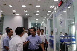 Chủ tịch Ủy ban Nhân dân Thành phố Hồ Chí Minh thị sát Trung tâm phục vụ hành chính công phường Bình Dương. (Ảnh: Huyền Trang/TTXVN) 