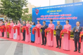 Lãnh đạo Thành phố cắt băng Khai mạc Triển lãm.(Ảnh: Khánh Ly/Vietnam+)