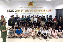 Các đối tượng vi phạm bị bắt giữ tại Cơ quan Công an Thành phố Hồ Chí Minh. (Ảnh: CA Thành phố Hồ Chí Minh cung cấp)