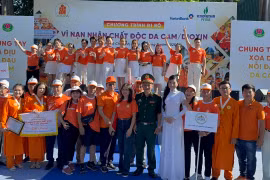 Chương trình “Đi bộ vì nạn nhân chất độc màu da cam” trao những phần quà ý nghĩa cho các nạn nhân. (Ảnh: Khánh Ly/Vietnam+)