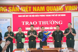 Khen thưởng Phòng Nghiệp vụ trong công tác đấu tranh, bắt quả tang đối tượng sản xuất và tàng trữ tiền Việt Nam giả. (Ảnh: BĐBP Thành phố Hồ Chí Minh cung cấp)