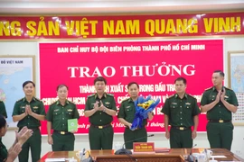 Khen thưởng Phòng Nghiệp vụ trong công tác đấu tranh, bắt quả tang đối tượng sản xuất và tàng trữ tiền Việt Nam giả. (Ảnh: BĐBP Thành phố Hồ Chí Minh cung cấp)