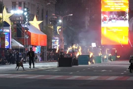 Cảnh khuyển phối hợp cùng chiến sỹ trong một số tình huống giả định. (Ảnh: Khánh Ly/Vietnam+)