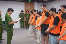 Công an Thành phố Hồ Chí Minh thực hiện đọc quyết định khởi tố bị can đối với các đối tượng trong vụ án. 