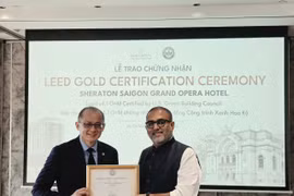 Ông Julian Wong – Tổng Giám Đốc Sheraton Saigon Grand Opera Hotel (trái) nhận Chứng chỉ LEED Gold tại sự kiện. (Ảnh: PV/Vietnam+)