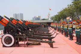 Chiêm ngưỡng dàn pháo “khủng” 105mm tại bến Bạch Đằng