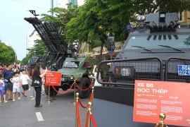 Triển lãm trưng bày nhiều loại xe đặc chủng phục vụ người dân tham quan, tìm hiểu. (Ảnh: Khánh Ly/Vietnam+)