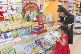 Không khí mùa lễ Giáng sinh tràn ngập nhà sách FAHASA 