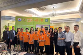 Ban Lãnh đạo khách sạn Kim Đô, Thành phố Hồ Chí Minh và Đại diện Trung tâm Giáo dục nghề nghiệp cho Người Khuyết tật & Trẻ Mồ côi Thành phố Hồ Chí Minh chụp hình lưu niệm cùng các em. (Ảnh: PV/Vietnam+)