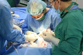 Bác sĩ thực hiện phẫu thuật ca chấn thương. (Ảnh: Khánh Ly/Vietnam+)