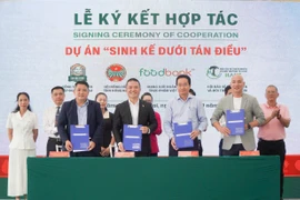 Lễ ký kết Dự án “Phát triển bền vững sinh kế dưới tán điều”. (Ảnh: Khánh Ly/Vietnam+)