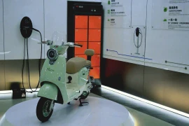 Nếu sử dụng đúng hướng dẫn sẽ không xảy ra mất an toàn, gây nguy hiểm khi xạc điện cho xe máy điện. (Ảnh: Khánh Ly/Vietnam+)