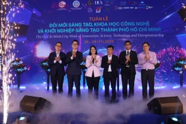 Các đại biểu vui mừng, hân hoan tại Tuần lễ Đổi mới tạo, Khoa học Công nghệ và Nghệ Và Khởi nghiệp Sáng tạo Thành Phố Hồ Chí Minh (WISE HCMC+ 2025). (Ảnh: PV/Vietnam+)