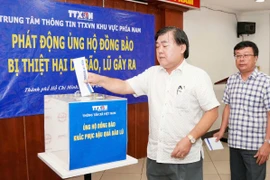 Ban Giám đốc Trung tâm Thông tin Thông tấn xã Việt Nam khu vực phía Nam ủng hộ đồng bào thiệt hại do bão lũ. (Ảnh: PV/Vietnam+)