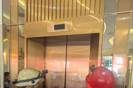 Cảnh sát PCCCC và CNCH Thành phố Hồ Chí Minh đang cúu hộ các nạn nhân bị kẹt thang máy. (Ảnh: CA Thành phố Hồ Chí Minh cung cấp)