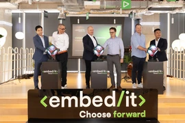 Ban lãnh đạo EmbedIT thực hiện nghi thức khai trương văn phòng đại diện Đông Nam Á, đặt tại TP. Hồ Chí Minh. (Ảnh: PV/Vietnam+)