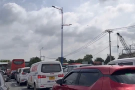 Hàng ngàn phương tiện lưu thông kẹt cứng tại khu vực phía Đông thành phố Hồ Chí Minh. (Ảnh: Khánh Ly/Vietnam+)