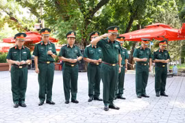 Đoàn đại biểu thành kính dâng hoa, dâng hương tưởng nhớ cố Tổng Bí thư Trần Phú.