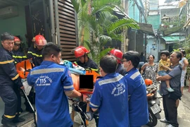 Nạn nhân đã được đưa xuống nơi an toàn và bàn giao cho Trung tâm Cấp cứu 115 để tiếp tục điều trị. (Ảnh: PV/Vietnam+)