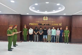 Cơ quan Cảnh sát điều tra tống đạt quyết định khởi tố bị can. (Ảnh: CA Thành phố Hồ Chí Minh cung cấp)