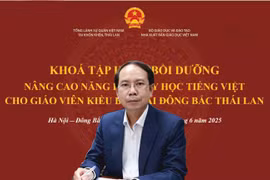 Phó Tổng Biên tập Nhà xuất bản Giáo dục Việt Nam tại Khoá Tập huấn bồi dưỡng, nâng cao năng lực dạy học tiếng Việt cho giáo viên kiểu bào tại Đông Bắc Thái Lan. (Ảnh: Khánh Ly/Vietnam+)