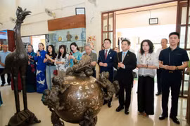 Tổng lãnh sự Đinh Hoàng Linh và bà con cộng đồng dâng hương dâng hoa tại Khu di tích Chủ tịch Hồ Chí Minh tại Udon Thani. (Ảnh: PV/Vietnam+)