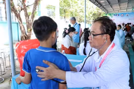 Bác sỹ khám sàng lọc sức khỏe cho trẻ em xã Trừ Văn Thố.