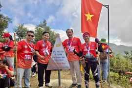 Các vận động viên tự hào trải nghiệm lịch sử thiêng liêng, theo dấu chân Đại tướng Võ Nguyên Giáp trên cung đường từng gắn liền với Chiến dịch Điện Biên Phủ. (Ảnh: PV/Vietnam+)