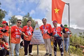 Các vận động viên tự hào trải nghiệm lịch sử thiêng liêng, theo dấu chân Đại tướng Võ Nguyên Giáp trên cung đường từng gắn liền với Chiến dịch Điện Biên Phủ. (Ảnh: PV/Vietnam+)