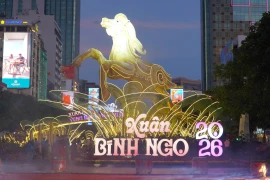 Hình ảnh con ngựa thần trong truyền thuyết Thánh Gióng vươn mình bay lên, được cách điệu qua tác phẩm đặt tại khu vực trung tâm kích thước 7m, chiều dài 9m, nằm trên bệ cao 4 m, bức tượng được tích hợp công nghệ cơ khí, cho phép cử động đầu và chân, tạo ấn tượng chào đón sống động. (Ảnh: Khánh Ly/Vietnam+)