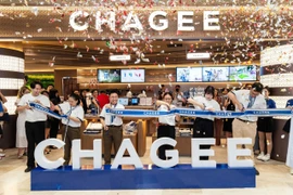 Khoảnh khắc cắt băng khánh thành cửa hàng CHAGEE tại mPlaza chính thức đánh dấu cột mốc Grand Opening của thương hiệu tại Việt Nam, mở ra trọn vẹn triết lý trà hiện đại, không gian trải nghiệm đặc trưng cùng cam kết gắn bó lâu dài tại thị trường Việt Nam.