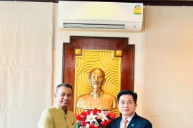 Tổng lãnh sự Đinh Hoàng Linh trao tặng Tỉnh trưởng Rachan Soonhua cuốn sách “Bác Hồ ở Thái Lan”. (Ảnh: Khánh Ly/Vietnam+)